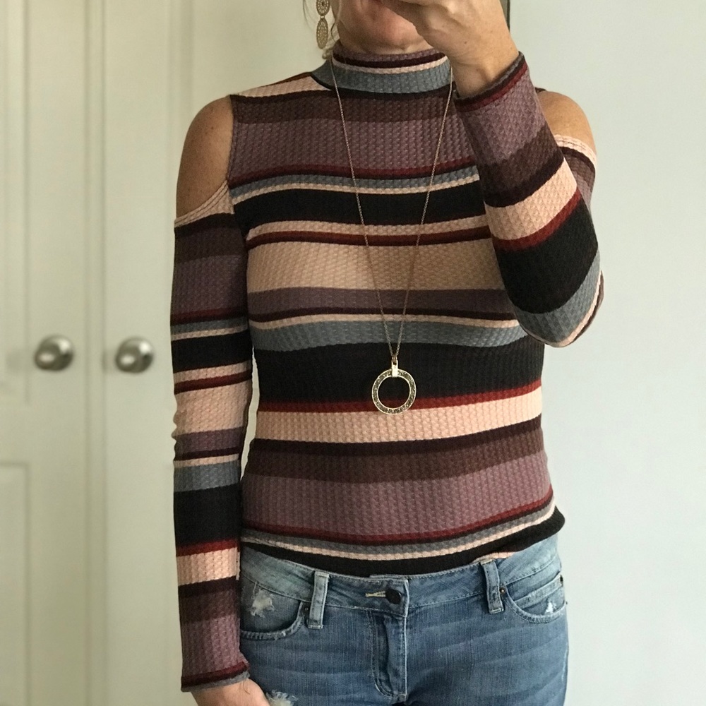 ♥️1 LG LEFT♥️Striped Cold Shoulder Top - Picture 3 of 7